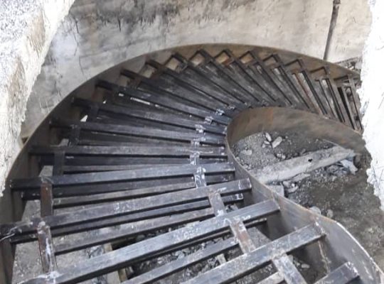 پله گردان و درب فلزی بابل