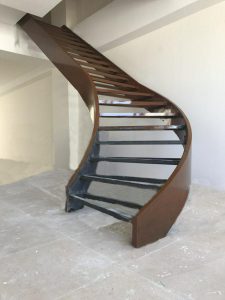 اجرای انواع شاسی های دوبلکس مسکونی و تجاری استیل و آهن، حول محور وسط محور
کف پله: شیشه،لمینت،چوب و سنگ .